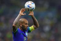 Pemain Timnas Brasil, Dani Alves saat tampil dalam laga Grup G Piala Dunia 2022 melawan Kamerun di Stadion Lusail, Sabtu (3/12/2022) dini hari WIB. (Foto: fifa.com)