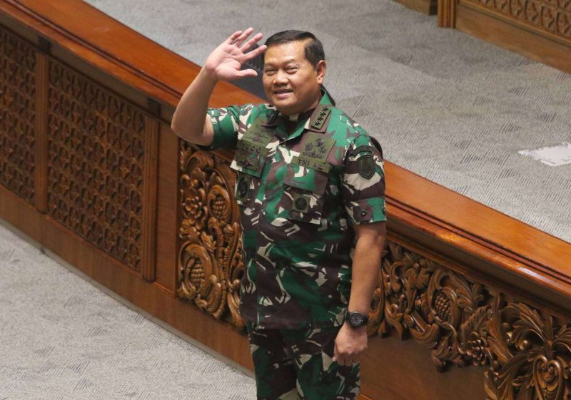 Calon Panglima TNI Laksamana Yudo Margono menyapa para wartawan usai rapat paripurna pengesahan calon Panglima TNI di Gedung Nusantara II, Kompleks Parlemen, Senayan, Jakarta, Selasa (13/12/2022)