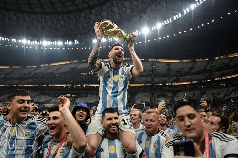 Pemain Timnas Argentina, Lionel Messi mengangkat trofi Piala Dunia 2022. (Foto: fifa.com)