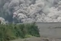 Gunung Semeru alami erupsi hingga mengeluarkan awan panas sehingga AirNav mengeluarkan peringatan penerbangan. (foto:istimewa)