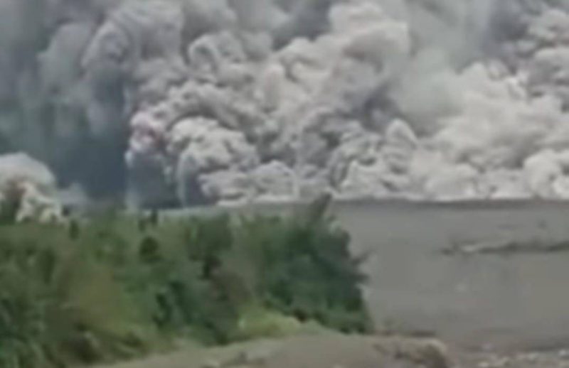 Gunung Semeru alami erupsi hingga mengeluarkan awan panas sehingga AirNav mengeluarkan peringatan penerbangan. (foto:istimewa)