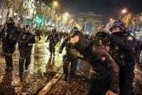 Polisi menangkap pendukung Prancis dalam sebuah bentrokan setelah Prancis kalah dari Argentina di final Piala Dunia. Foto: AFP