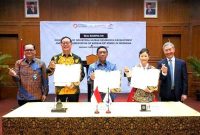 Kepala Badan Pengembangan Sumber Daya Manusia Industri (BPSDMI) Kemenperin, Arus Gunawan (tengah), usai menandatangani MoU Pengembangan sumber daya industri dengan Ulsan College dan Kocham Indonesia, di Jakarta, Senin (12/12/2022)