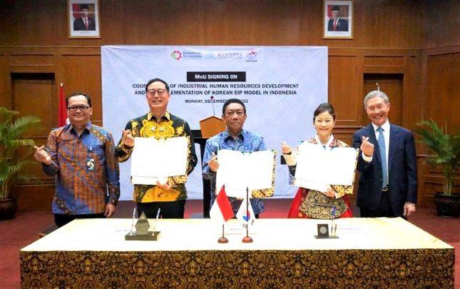 Kepala Badan Pengembangan Sumber Daya Manusia Industri (BPSDMI) Kemenperin, Arus Gunawan (tengah), usai menandatangani MoU Pengembangan sumber daya industri dengan Ulsan College dan Kocham Indonesia, di Jakarta, Senin (12/12/2022)