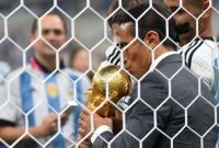 Salt Bae mencium trofi juara Piala Dunia (Foto: BBC/Getty Images)