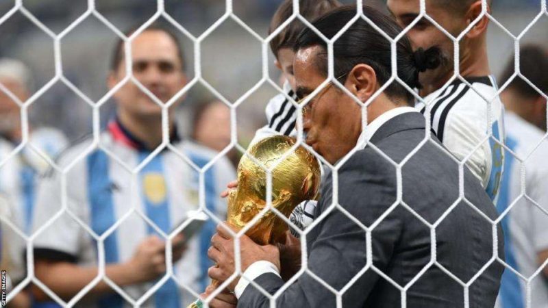 Salt Bae mencium trofi juara Piala Dunia (Foto: BBC/Getty Images)