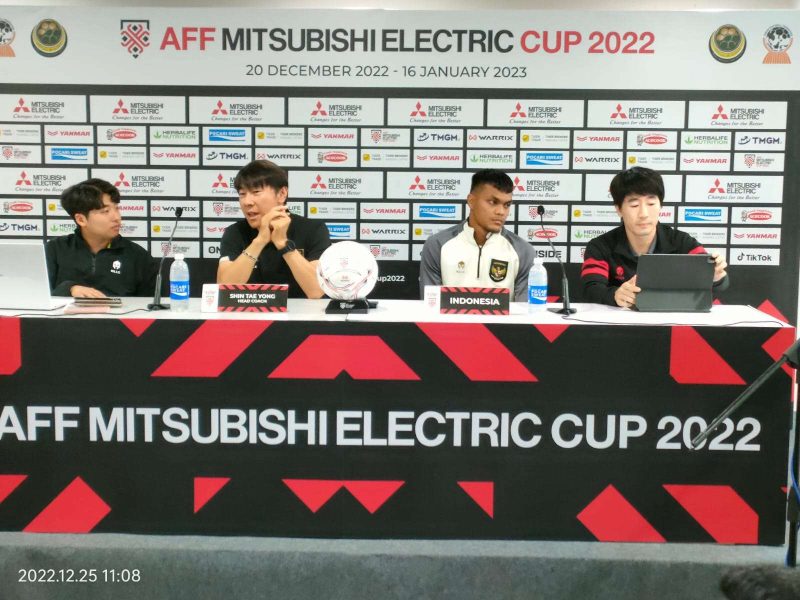 Kepala Pelatih Timnas Indonesia Shin Tae-yong (kedua dari kiri) didampingi penerjemah Jeje (kiri) dan Rahmat Irianto (kedua dari kanan)