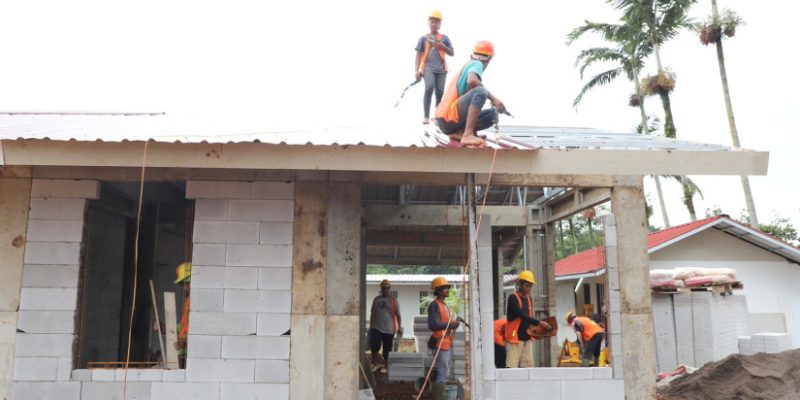 Proses pembangunan hunian tetap (huntap) untuk relokasi warga terdampak gempabumi di Desa Sirnagalih, kecamatan Cilaku, Kabupaten Cianjur, Jawa Barat (29/12). (Komunikasi Kebencanaan BNPB/Dume Sinaga)