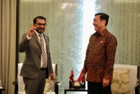 Menko Marves Luhut B. Pandjaitan (kanan) tertawa bersama Menteri Luar Negeri Sri Lanka, Hon. Tharaka Balasuriya, Bali, Senin (5-12-2022). (Foto Kemenko Marves)