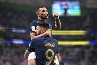 Selebrasi gol pemain Timnas Prancis, Kylian Mbappe dan Giroud usai membobol gawang Polandia pada babak 16 besar Piala Dunia Qatar 2022 di Stadion Al Thumama, Minggu (4/12/2022) malam WIB. (Foto: fifa.com)