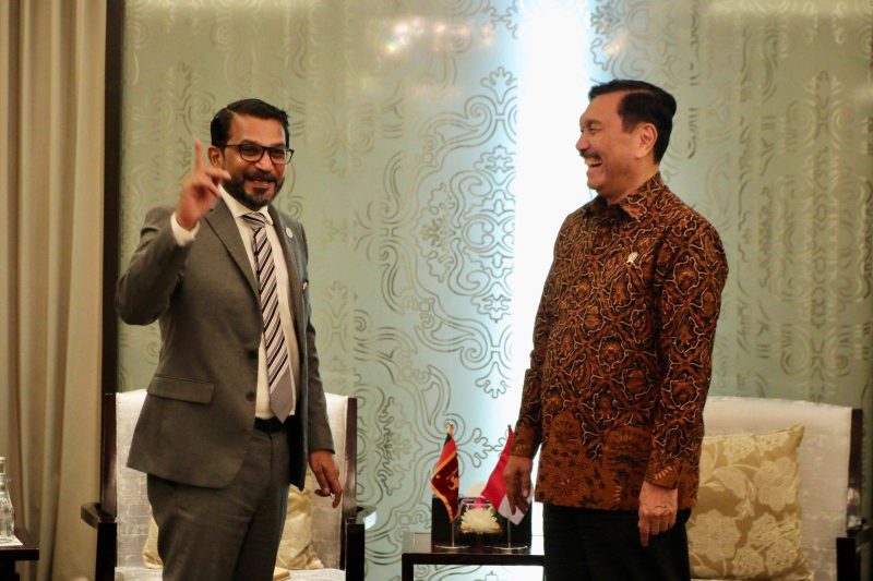 Menko Marves Luhut B. Pandjaitan (kanan) tertawa bersama Menteri Luar Negeri Sri Lanka, Hon. Tharaka Balasuriya, Bali, Senin (5-12-2022). (Foto Kemenko Marves)