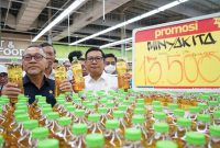 Kepala Bapanas, Arief Prasetyo Adi (kiri) dan Mendag Zulkifli Hasan (kanan) saat meninjau pasar ritel modern di Jakarta, Kamis (8/12/2022). (Foto: Humas Bapanas)