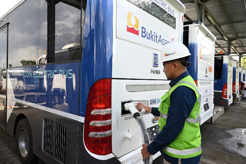 PTBA Mulai Operasikan 10 Bus Listrik untuk Kendaraan Tambang