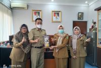 Kepala Bidang Sekolah Menengah Kejuruan Dinas Pendidikan Provinsi Sumatera Selatan [Kabid SMK Disdik Sumsel] Mondyaboni SE SKom MSi mengapresiasi Kepala SMK Negeri 1 Rambang Dangku Kabupaten Muara Enim yang berhasil meraih penghargaan Kepala Sekolah SMK Inspiratif 2022.