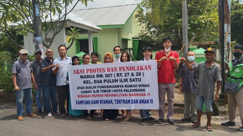 Penolakan terhadap rumah dinas camat [Rumdin] yang beralih fungsi tempat 'Rehabilitasi Korban Narkoba' di lingkungan pemukiman warga RT 027-028, Kelurahan 20 Ilir 1, Kecamatan Ilir Timur 1 Palembang, terus berlanjut. 