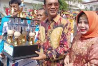 Walikota Palembang H Harnojoyo didampingi ibu Hj Selviana Harnojoyo memberikan piala di Hari Bhakti Pekerjaan Umum ke-77 tahun, di halaman kantor Dinas Pekerjaan Umum dan Penataan Ruang (PUPR), Sabtu (3/12/2022).