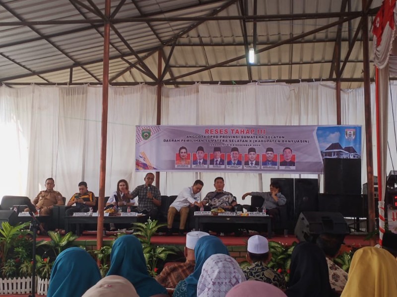 Camat Banyuasin III, Santo saat menghadiri reses Dewan Perwakilan Rakyat Daerah [DPRD] Provinsi Sumatera Selatan di Halaman Kantor Camat, Selasa [6/12/2022].