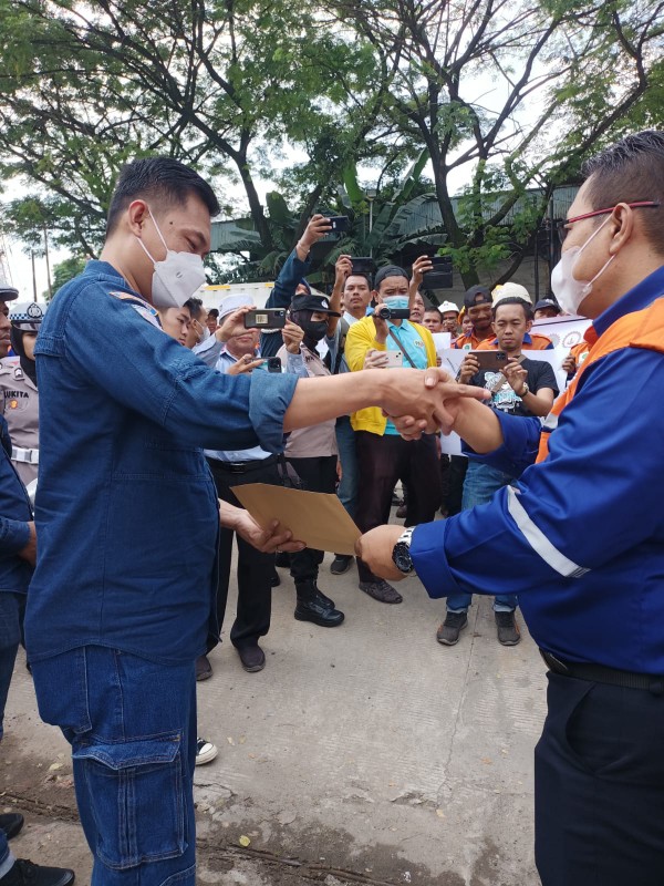 Puluhan pekerja Koperasi Primer Tenaga Kerja Bongkar Muat (TKBM) Pelabuhan Palembang menolak keras penghapusan surat keputusan bersama (SKB) dua Dirjen dan satu Deputi.