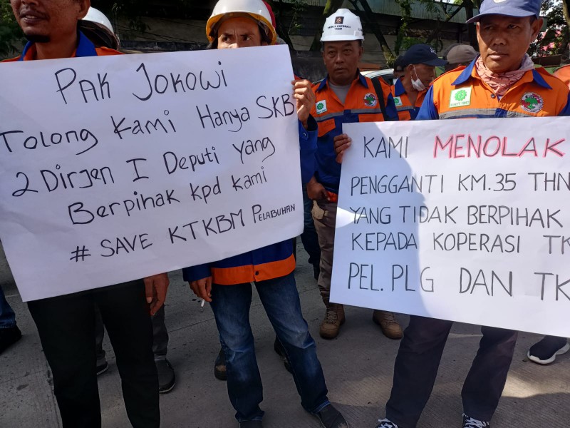 Puluhan pekerja Koperasi Primer Tenaga Kerja Bongkar Muat (TKBM) Pelabuhan Palembang menolak keras penghapusan surat keputusan bersama (SKB) dua Dirjen dan satu Deputi.