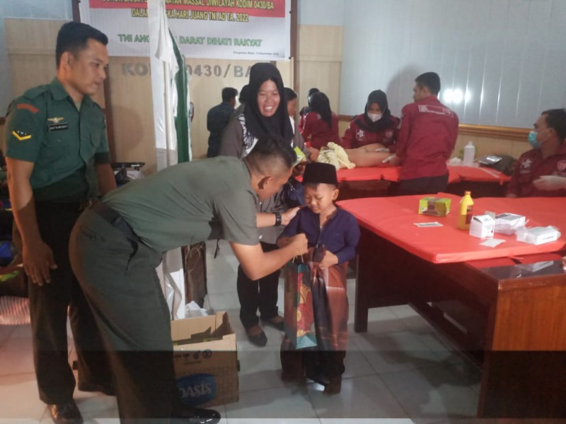 Kodim 0430/Banyuasin menggelar aksi bakti sosial, donor darah dan sunatan massal serta doa bersama di Aula Makodim setempat, Rabu [14/12/2022].