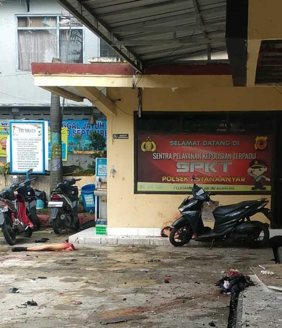 Suasana dan kondisi pasca Bom Bunuh Diri di sekitar Polsek Astana Anyar Kecamatan Astana Anyar Bandung, Rabu [07/12/2022].