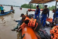 Tim SAR Dit Polairud dan BASARNAS bersama masyarakat saat evakuasi Lasiman, korban mengapung di di Perairan Selat Cemara Jalur 6 Telang