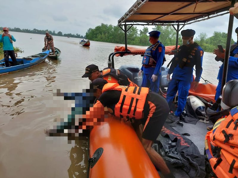 Tim SAR Dit Polairud dan BASARNAS bersama masyarakat saat evakuasi Lasiman, korban mengapung di di Perairan Selat Cemara Jalur 6 Telang