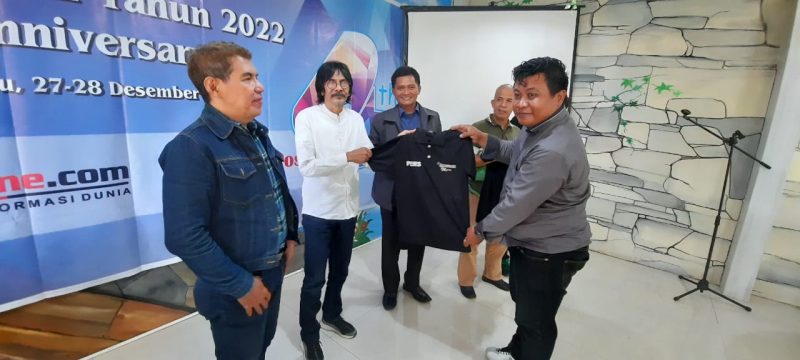 CEO PT Intermedia Wahana Mandiri saat memberikan seragam Wideazone.com dan ZOOM Post, Kamis (27/12/2022)