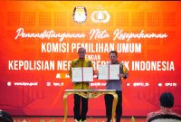 Kapolri dan Ketua KPU RI usai penandatanganan MoU, Kamis (29/12/2022)