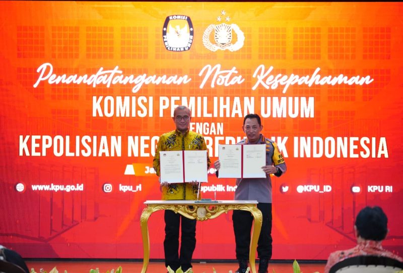 Kapolri dan Ketua KPU RI usai penandatanganan MoU, Kamis (29/12/2022)