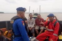 Direktur Polairud Polda Sumsel Kombes Pol Andreas Kusmaedi saat proses evakuasi kru Kapal Crane Base Ark Shiloh