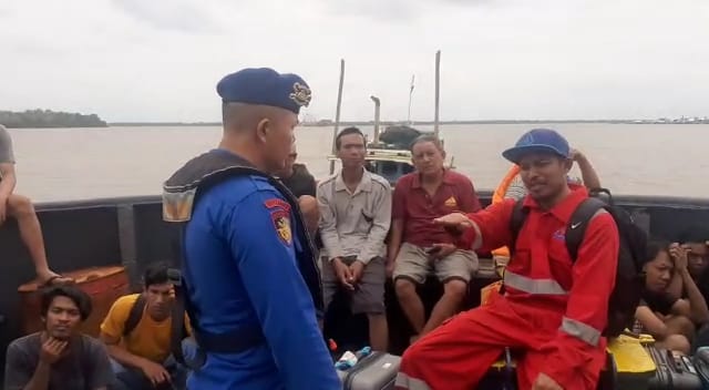 Direktur Polairud Polda Sumsel Kombes Pol Andreas Kusmaedi saat proses evakuasi kru Kapal Crane Base Ark Shiloh