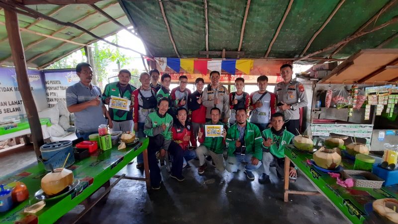 Kapolsek Sako Palembang, Sulis Pujiono saat menggelar Jumat Curhat bersama komunitas driver online Bolang Ojol Palembang (BOJOP) di Pondok Dogan Jalan Residen H Amaluddin Sukaju Kecamatan Sako, Jumat (30/12/2022)