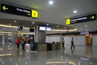 Sejumlah pekerja melintas di lorong lobby Terminal 2 (T2) Bandara Juanda Surabaya di Sidoarjo, Jatim 