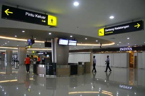 Sejumlah pekerja melintas di lorong lobby Terminal 2 (T2) Bandara Juanda Surabaya di Sidoarjo, Jatim 