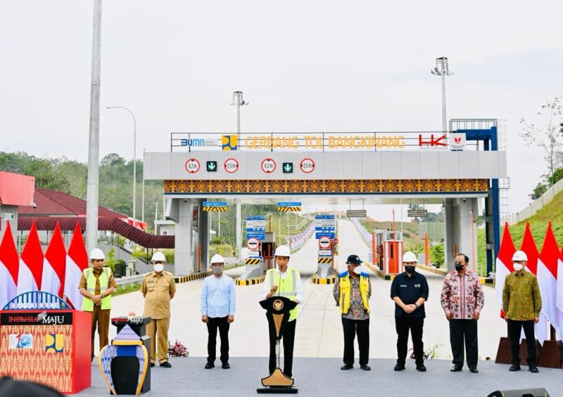 Presiden Joko Widodo meresmikan ruas Jalan Tol Pekanbaru-Padang seksi Pekanbaru-Bangkinang, Rabu (04/01/2023) di Gerbang Tol Bangkinang, Kabupaten Kampar, Provinsi Riau.