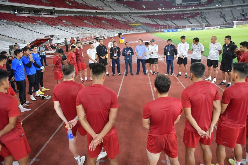 Menpora Zainudin Amali  memberikan wejangan kepada seluruh pemain Timnas ndonesia, didamping Ketua Umum PSSI Mochmad Iriawan  (Foto: Dok. Kemenpora)