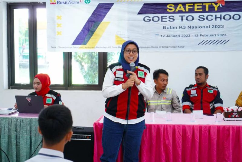 Supervisor Sarana K3 PTBA, Anissa Ayu Rahmawati saat memberikan materi tentang Keselamatan dan Kesehatan Kerja (K3) di rangkaian Safety Goes to School digelar di SMA Bukit Asam, Senin (16/1/2023)