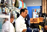 Presiden Jokowi mengecek aktivitas perekonomian di pusat perbelanjaan Kota Kasablanka (Kokas), Jakarta, pada Kamis (12/01/2023) malam 