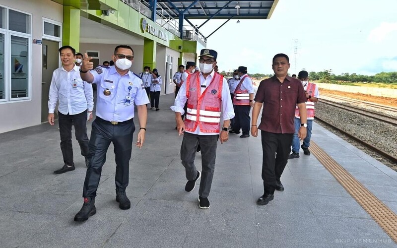 Menhub RI bersama Kepala Balai Pengelola Kereta Api (BPKA) Sulsel Fathir P. Siregar saat meninjau progres pembangunan KA Makassar-Parepare di Stasiun Rammang-Rammang Kabupaten Maros, Sabtu (21/1/2023)