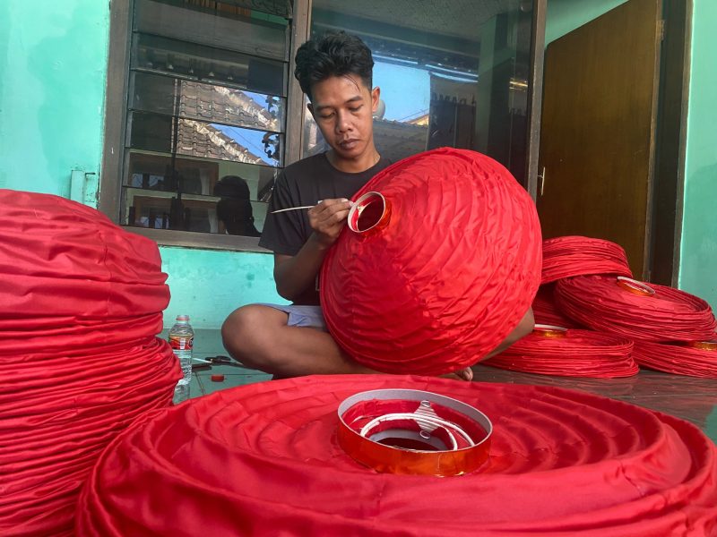 Perajin tengah mempersiapkan lampion