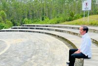 Presiden Joko Widodo meninjau pembangunan infrastruktur kawasan Ibu Kota Nusantara (IKN), di Kabupaten Penajam Paser Utara, Provinsi Kalimantan Timur, Selasa (25/10/2022)