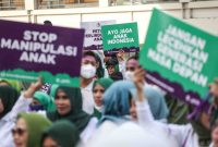 Sejumlah relawan membawa poster saat penandatanganan petisi perlindungan anak di Sarinah, Jakarta, Minggu (8/1/2023)