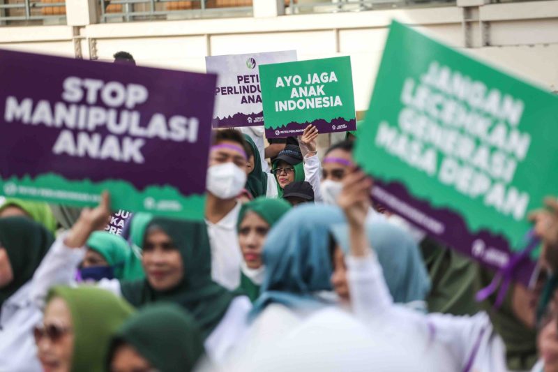 Sejumlah relawan membawa poster saat penandatanganan petisi perlindungan anak di Sarinah, Jakarta, Minggu (8/1/2023)