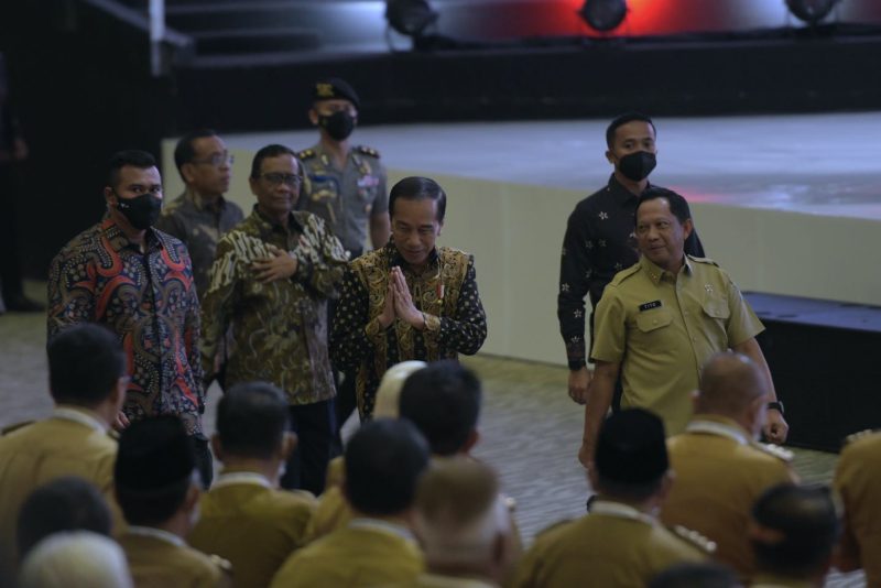 Presiden Jokowi didampingi sejumlah menteri tiba di lokasi acara Pembukaan Rakornas Kepala Daerah dan Forkopimda se-Indonesia 2023, di SICC, Sentul, Jawa Barat, Selasa (17/01/2023)