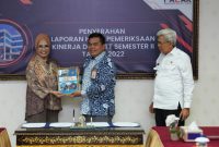 Ketua DPRD Provinsi Sumatera Selatan Hj RA Anita Noeringhati SH MH dan Wakil Gubernur Sumatera Selatan Ir H Mawardi Yahya menerima Laporan Hasil Pemeriksaan [LHP] Kinerja dan DTT Semester II Tahun 2022 dari Badan Pemeriksa Keuangan [BPK] Perwakilan Provinsi Sumatera Selatan, atas Belanja Infrastruktur Tahun 2022 pada Pemerintah Provinsi Sumatera Selatan. 