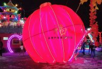 Lampion berukuran besar yang terletak di halaman Vihara Sam Bong Ja Sambas
