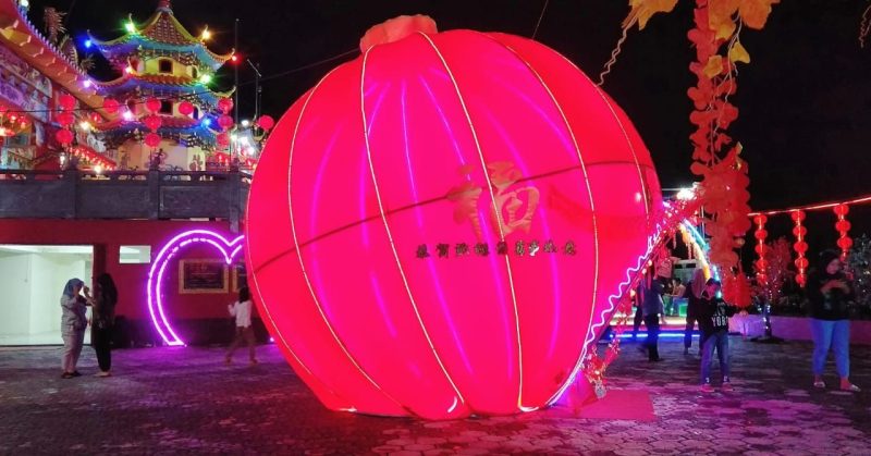 Lampion berukuran besar yang terletak di halaman Vihara Sam Bong Ja Sambas