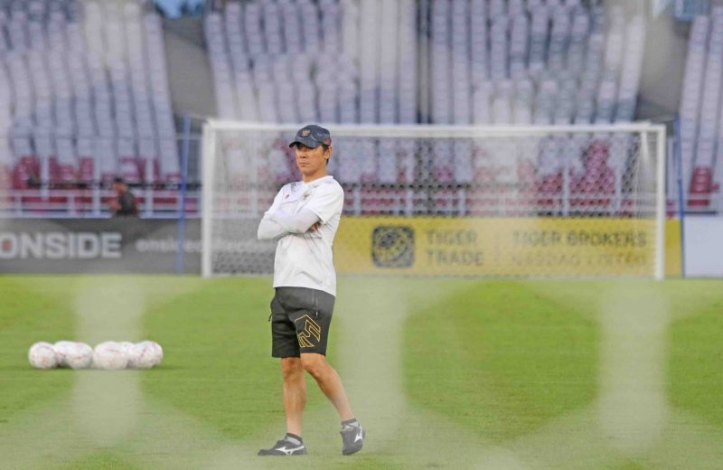 Pelatih Timnas Indonesia Shin Tae-yong saat memimpin latihan para pemainnya di Stadion Utama Gelora Bung Karno, Senayan, Jakarta, Kamis (5/1/2022)
