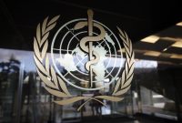 Lambang WHO di pintu utama kantor pusat di Jenewa, Swiss (Foto: Bloomberg)